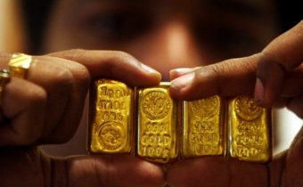 https://www.indiatimes.com/hindi/trending/human-interest/mumbai-family-gets-back-lost-gold-worth-8-crore-after-22-years-559216.html