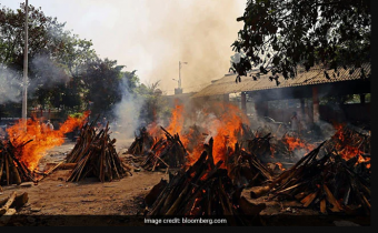 man celebrates birthday at crematorium invited more than100 guests in kalyan-maharashtra