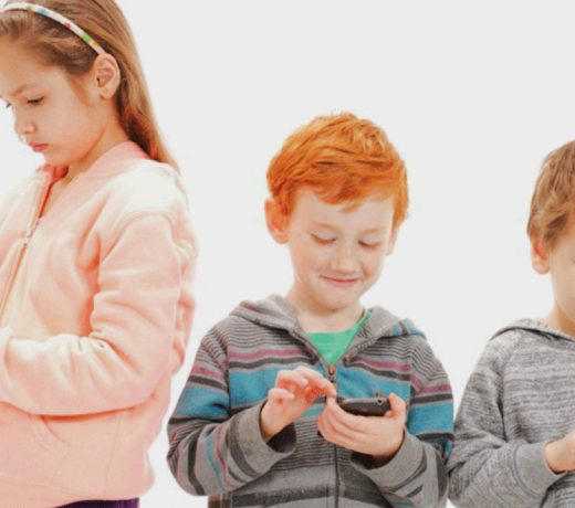 बालबालिकाको भुल्ने र खेल्ने साधन नै ‘मोबाइल’