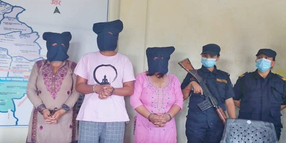 3 women who extorted money from men by putting them in paribands were imprisoned for one and a half years