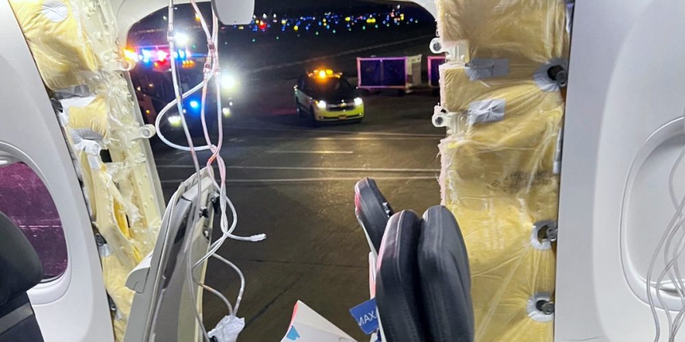 Case of broken glass of a flying plane 171 Boeing planes grounded in America