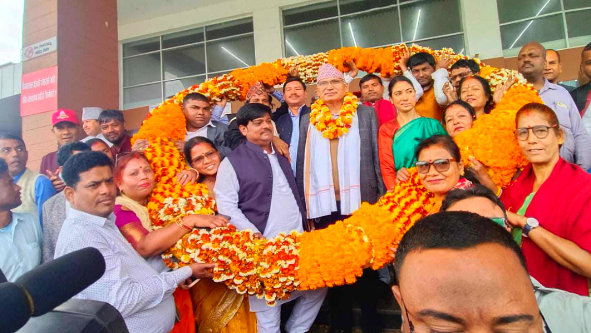 UML vice president Bishnu Paudel was welcomed with 200 kg garlands