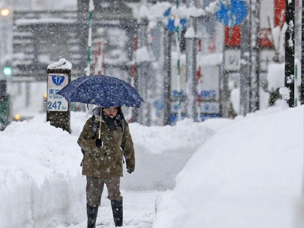 Heavy Snowfall in Japan Disrupts Holiday Air Travel