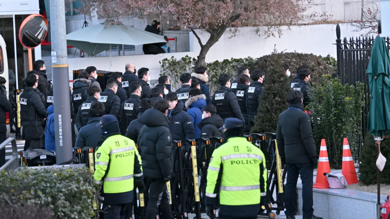 Officials Arrive to Arrest Former South Korean President Yoon